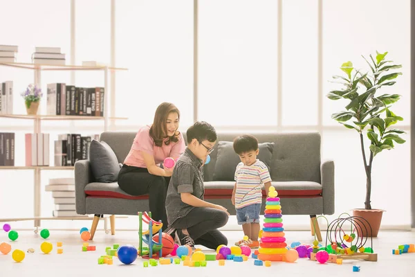 Familia Asiática Tiempo Feliz Casa Joven Madre Hermosa Cuidando Hijos — Foto de Stock