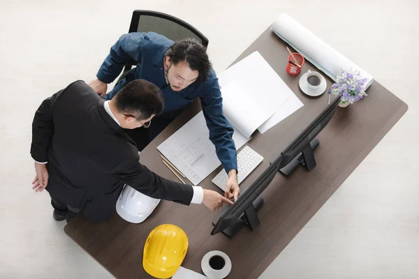 Вид Сверху Азиатского Бизнесмена Указывает Экран Рабочего Стола Азиатскому Мужчине — стоковое фото