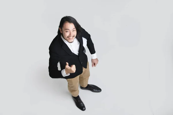 양복과 캐주얼 서있는 카메라를 배경에 쾌활한 손가락을 행복한 아시아 사업가의 — 스톡 사진