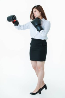Genç yarım uzunlukta stüdyo portre, güzel, çekici Asyalı bayan, beyaz gömlek ve siyah etek, siyah deri boks eldivenleri ile, eğlenceli alay mücadele eylem, izole beyaz arka plan üzerinde