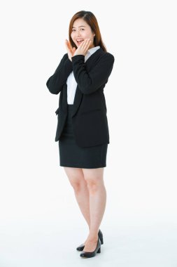 İş elbisesi genç, güzel, çekici Asyalı bayan tam uzunlukta stüdyo portre, uzun saç neşeyle gülümseyen, eylem wow izole beyaz arka plan şaşırttı