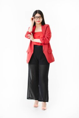 Genç çekici Asyalı kadın tam uzunlukta stüdyo portre, uzun siyah saçlı, gözlük giyen, rahat moda, yüksek topuk, kamera bakarak göğüs üzerinde bir kol geçiş, izole beyaz arka plan üzerinde