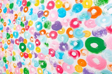 Duvarda renkli çember resimler, sanat süsleri..