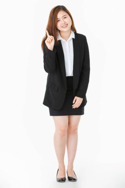 İş elbisesi genç, güzel, çekici Asyalı bayan tam uzunlukta stüdyo portre, uzun saç neşeyle gülümseyen, poz, işaret ve kamera bakarak, izole beyaz arka plan üzerinde