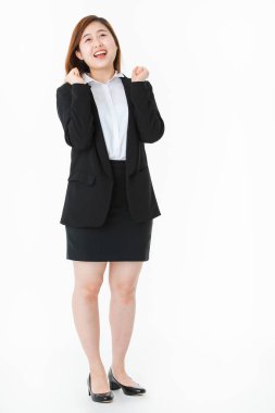 Iş elbisesi genç, güzel, çekici Asyalı bayan tam uzunlukta stüdyo portre, uzun saç neşeyle gülümseyen, poz, yayılmış eller, yukarı bakıyor, izole beyaz arka plan üzerinde