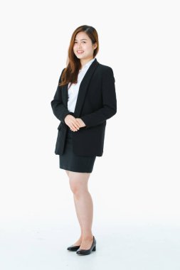 Genç tam uzunlukta stüdyo portre, iş elbisesi genç, çekici Asyalı bayan, uzun saç neşeyle gülümseyerek, izole beyaz arka plan üzerinde