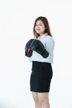 Genç yarım uzunlukta stüdyo portre, güzel, çekici Asyalı bayan, beyaz gömlek ve siyah etek, siyah deri boks eldivenleri ile, eğlenceli alay mücadele eylem, izole beyaz arka plan üzerinde