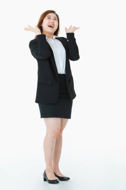 Iş elbisesi genç, güzel, çekici Asyalı bayan tam uzunlukta stüdyo portre, uzun saç neşeyle gülümseyen, poz, yayılmış eller, yukarı bakıyor, izole beyaz arka plan üzerinde
