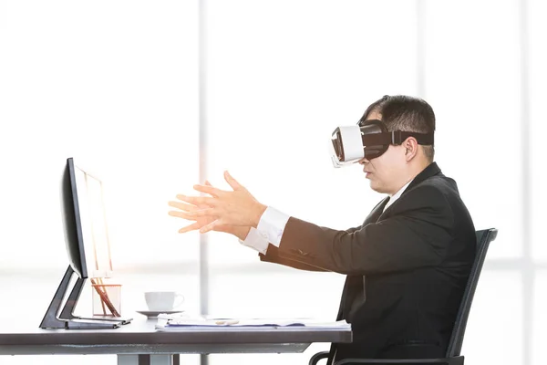 Empresários Meia Idade Estão Vendo Conteúdo Dispositivo Realidade Virtual Que — Fotografia de Stock