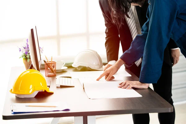 Asya yönetici mühendisi ve genç mühendis modern ofiste plan hakkında tartışmak, modern ofiste plan hakkında tartışmak için kavram.