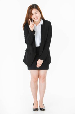 İş elbisesi genç, güzel, çekici Asyalı bayan tam uzunlukta stüdyo portre, uzun saç neşeyle gülümseyen, poz, işaret ve kamera bakarak, izole beyaz arka plan üzerinde