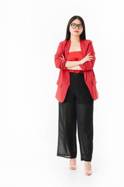 Genç çekici Asyalı kadın tam uzunlukta stüdyo portre, uzun siyah saçlı, gözlük giyen, kırmızı rahat moda, yüksek topuk, neşeyle poz, izole beyaz arka plan üzerinde