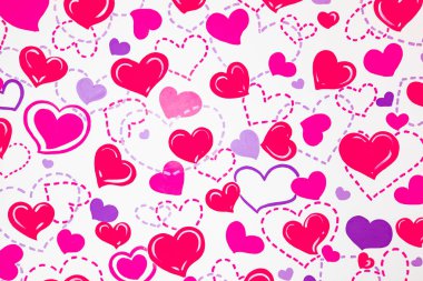 Duvarda çeşitli şekiller ve renkler var..