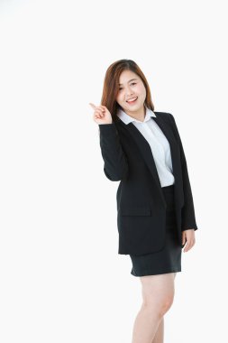İş elbisesi genç, güzel, çekici Asyalı bayan tam uzunlukta stüdyo portre, uzun saç neşeyle gülümseyen, poz, işaret ve kamera bakarak, izole beyaz arka plan üzerinde