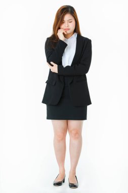 Genç tam uzunlukta stüdyo portre, güzel, çekici Asyalı bayan, iş elbisesi içinde, endişeli yüz, aşağı bakıyor, sinirli yüzüne dokunmak, bir şey hakkında endişe, izole beyaz arka plan üzerinde