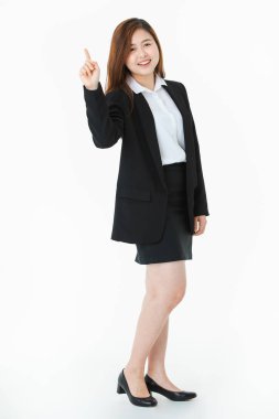 İş elbisesi genç, güzel, çekici Asyalı bayan tam uzunlukta stüdyo portre, uzun saç neşeyle gülümseyen, poz, işaret ve kamera bakarak, izole beyaz arka plan üzerinde