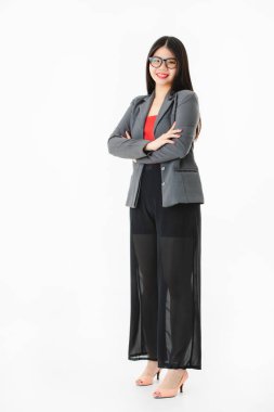 Genç çekici Asyalı kadın tam uzunlukta stüdyo portre, uzun siyah saçlı, gözlük giyen, rahat moda, yüksek topuk, gülümseyen, kollar geçti ve kamera bakarak, izole beyaz arka plan üzerinde