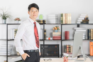 Orta yaşlı, yakışıklı, portre kadar Asya, iş adamı, beyaz gömlek, siyah koyu kırmızı kravat pantolon çarpı işareti, silah şirket reklam, izole beyaz arka plan üzerinde yapma poz kapatın.