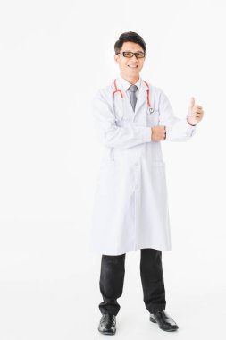 Portresi orta yaşlı, yakışıklı, Asya, Doktor, hastane stetoskop gururla poz yukarı işareti, izole beyaz zemin üzerine onun başarı ile memnun onun boynuna görev