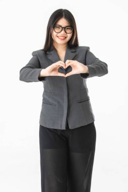 Genç çekici Asyalı kadın Stüdyo portresi, uzun siyah saçlı, gözlük giyen, rahat moda, gülümseyerek, kalp şekli elleri aşk ve destek için işaret yapma, izole beyaz arka plan üzerinde