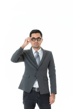 Genç, yakışıklı, Asyalı, işadamıtam uzunlukta portre, iş elbisesi gözlük giyen, ayakta, izole beyaz arka plan üzerinde