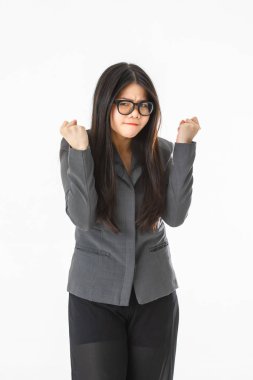 Genç Asyalı kadının yarım uzunlukta stüdyo portresi, uzun siyah saçlı, gözlük takan, gri takım elbiseli, ıstırap jesti ile ellerini tutun, bir şey tarafından rahatsız, izole beyaz arka plan üzerinde