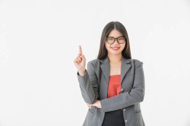 Genç çekici Asyalı kadın tam uzunlukta stüdyo portre, uzun siyah saçlı, gözlük giyen, rahat moda, yüksek topuk, gülümseyen, yukarı işaret, kamera bakarak, izole beyaz arka plan üzerinde