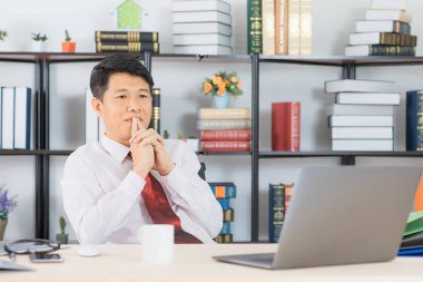 Orta portresi yaşlı, onun başlangıç office, office arka plan ile onun başarı ile mutlu çalışan yakışıklı, Asya, işadamı, koyu kırmızı kravat, Beyaz gömlekli