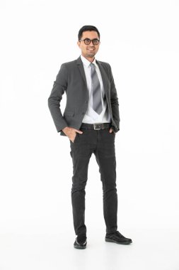 Genç, yakışıklı, Asyalı, işadamıtam uzunlukta portre, iş elbisesi gözlük giyen, ayakta, güvenle kamera bakmak, izole beyaz arka plan üzerinde