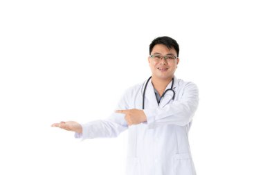 Mutlu orta yaşlı yakışıklı Asyalı doktor yarım uzunlukta portre, gözlük ile, boynunda stetoskop, el, sağ elinde görünmez mallar noktası, izole beyaz arka plan üzerinde