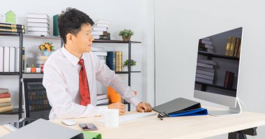 Orta portresi yaşlı, onun başlangıç office, office arka plan ile onun başarı ile mutlu çalışan yakışıklı, Asya, işadamı, koyu kırmızı kravat, Beyaz gömlekli