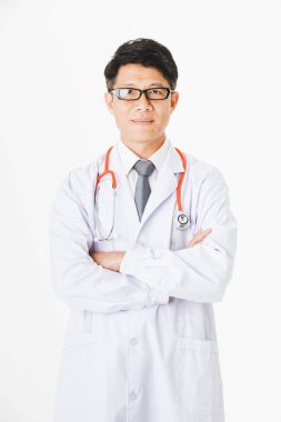 Orta yaşlı, yakışıklı, Asyalı, doktor, boynunda ki hastanede görevli, gururla güçlü bir güvenle kollarını poz, izole beyaz arka plan üzerinde