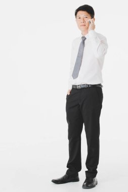 Orta yaşlı, yakışıklı, Asyalı, işadamı, beyaz gömlekli, çizgili ti portresi