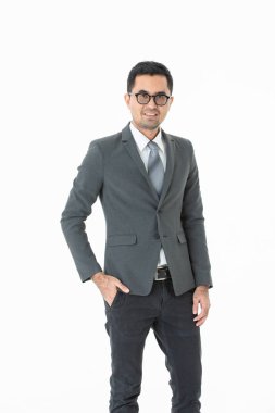 Genç, yakışıklı, Asyalı, işadamıtam uzunlukta portre, iş elbisesi gözlük giyen, ayakta, güvenle kamera bakmak, izole beyaz arka plan üzerinde