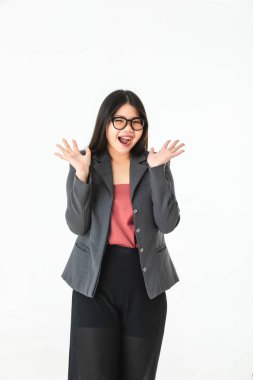 Genç ve çekici Asyalı bir kadının yarım boy stüdyo portresi, uzun siyah saçlı, gözlüklü, rahat giyinen, yüksek topuklu, gülümseyen, dışlanmış beyaz arka planda elini uzatan