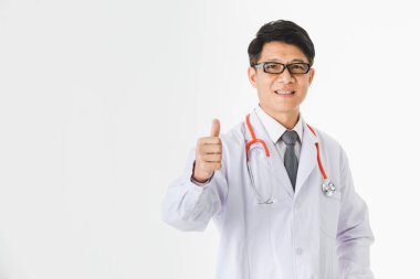 Portresi orta yaşlı, yakışıklı, Asya, Doktor, hastane stetoskop gururla poz yukarı işareti, izole beyaz zemin üzerine onun başarı ile memnun onun boynuna görev