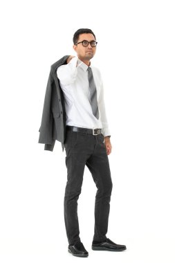Genç, yakışıklı, Asyalı, işadamı tam uzunlukta portre, gözlük giyen, omzuna asılı koyu iş elbisesi, izole beyaz arka plan üzerinde, arkadaşlarıyla işten sonra dışarı çıkmak için hazırlamak