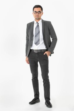 Genç, yakışıklı, Asyalı, işadamıtam uzunlukta portre, iş elbisesi gözlük giyen, ayakta, güvenle kamera bakmak, izole beyaz arka plan üzerinde