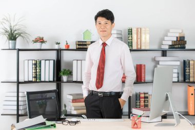 Orta yaşlı, yakışıklı, portre kadar Asya, iş adamı, beyaz gömlek, siyah koyu kırmızı kravat pantolon çarpı işareti, silah şirket reklam, izole beyaz arka plan üzerinde yapma poz kapatın.