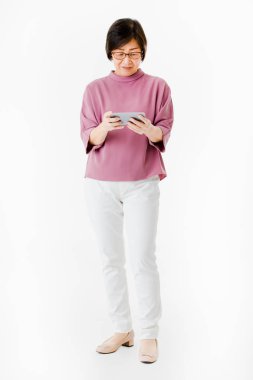 Ekran smartphone ve fe gibi bakmak isteyen eski Asyalı kadın