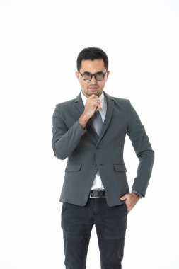 Genç, yakışıklı, Asyalı, işadamının yarım uzunlukta portresi, iş kıyafeti içinde gözlük takmak, düşüncede çenenin altında el, izole beyaz arka plan üzerinde önemli bir karar verme konusunda kafa yorma