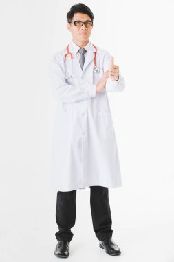 Portresi orta yaşlı, yakışıklı, Asya, Doktor, hastane stetoskop gururla poz yukarı işareti, izole beyaz zemin üzerine onun başarı ile memnun onun boynuna görev