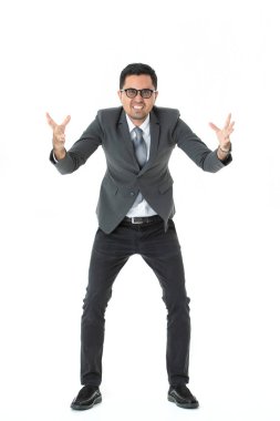 Genç, yakışıklı, Asyalı, işadamının yarım uzunlukta portresi, iş kıyafeti içinde gözlük takan, el yukarı, geniş açık ağız, öfkeyle yüksek sesle çığlık, izole beyaz arka plan üzerinde