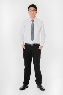 Orta yaşlı varoluş portresi, yakışıklı, Asya, işadamı, Beyaz gömlekli ti çizgili.