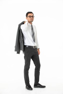 Genç, yakışıklı, Asyalı, işadamı tam uzunlukta portre, gözlük giyen, omzuna asılı koyu iş elbisesi, izole beyaz arka plan üzerinde, arkadaşlarıyla işten sonra dışarı çıkmak için hazırlamak