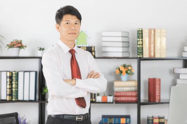 Orta yaşlı, yakışıklı, portre kadar Asya, iş adamı, beyaz gömlek, siyah koyu kırmızı kravat pantolon çarpı işareti, silah şirket reklam, izole beyaz arka plan üzerinde yapma poz kapatın.