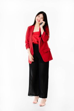 Genç çekici Asyalı kadının tam uzunlukta stüdyo portresi, uzun siyah saçlı, gözlük takan, rahat moda gülümseme kamera kullanımı akıllı telefon arama bakmak, izole beyaz arka plan üzerinde