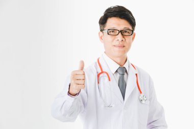 Portresi orta yaşlı, yakışıklı, Asya, Doktor, hastane stetoskop gururla poz yukarı işareti, izole beyaz zemin üzerine onun başarı ile memnun onun boynuna görev