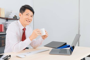 Orta portresi yaşlı, onun başlangıç office, office arka plan ile onun başarı ile mutlu çalışan yakışıklı, Asya, işadamı, koyu kırmızı kravat, Beyaz gömlekli