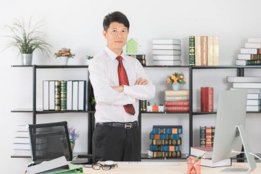 Orta yaşlı, yakışıklı, portre kadar Asya, iş adamı, beyaz gömlek, siyah koyu kırmızı kravat pantolon çarpı işareti, silah şirket reklam, izole beyaz arka plan üzerinde yapma poz kapatın.